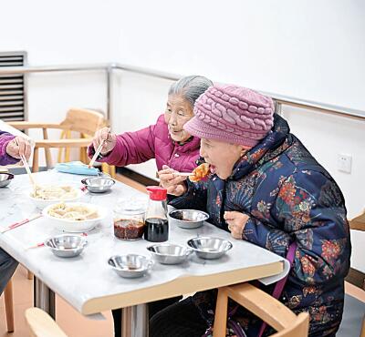 化 着力推动银发经济高质量发展不朽情缘平台积极应对人口老龄